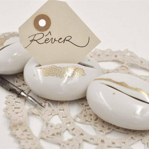 porte-nom marque-place galet en porcelaine