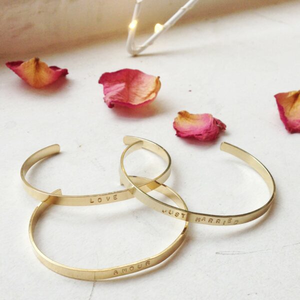 Bracelet jonc doré message LOVE fait main en France par Delphes. Bijou personnalisé plaqué or. Acheter en ligne et boutique Paris