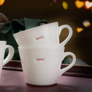 Set de 2 mugs Love en porcelaine. Boîte cadeau tasses ou mugs avec mot Love. En stock, livraison express et en vente aussi dans notre boutique à Paris