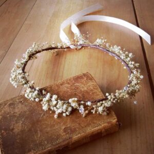 Couronne de fleurs crème et perles. Couronne de fleurs naturelles gypsophile stabilisées pour mariage. Disponible en ligne et dans notre boutique à Paris