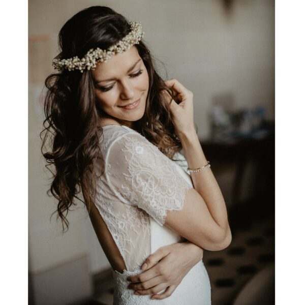 Couronne de fleurs stabilisées couleur crème et perles. Fleurs naturelles gypsophile pour mariage. Disponible en ligne et dans notre boutique à Paris