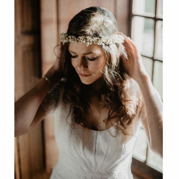 Couronne de fleurs stabilisées couleur crème et perles. Fleurs naturelles gypsophile pour mariage. Disponible en ligne et dans notre boutique à Paris