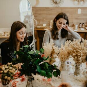 Atelier DIY couronne de fleurs pour votre groupe. Atelier couronnes de fleurs pour un EVJF, un anniversaire ou un groupe pro. A Paris ou à domicile