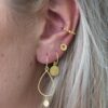 Boucles d'oreille avec pendentif médaille or. Bijou bohème chic en argent et plaqué or fait main. Disponible dans notre boutique à Paris et en ligne