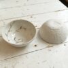 Coupelle bol en porcelaine Myriam Aït Amar à décor de feuille d'or. Cadeau porcelaine. Fait main en France. Disponible en ligne et dans notre boutique Paris