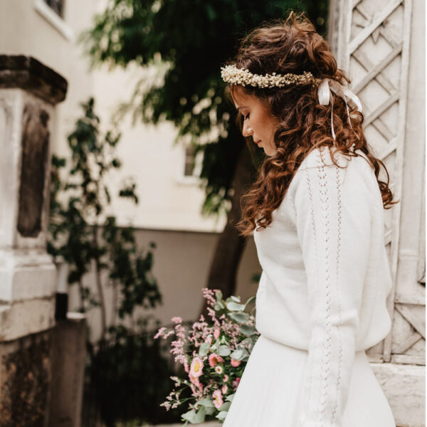 Couronne de fleurs stabilisées couleur crème et perles. Fleurs naturelles gypsophile pour mariage. Disponible en ligne et dans notre boutique à Paris