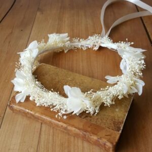 Couronne de fleurs stabilisées écru et perles