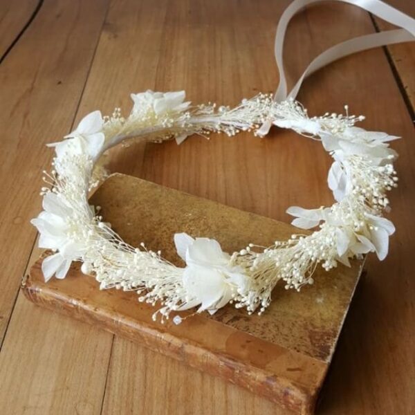 Couronne de fleurs stabilisées écru et perles