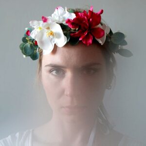 Couronne de fleurs Délicate. Couronne orchidées et autres fleurs en tissu faite main à Paris. Couronne pour mariage ou quotidien. Boutique Paris