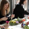 Atelier DIY couronne de fleurs artificielles pour votre groupe. Atelier couronnes de fleurs pour un EVJF ou un groupe pro. A Paris ou à domicile