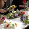 Atelier DIY couronne de fleurs artificielles pour votre groupe. Atelier couronnes de fleurs pour un EVJF ou un groupe pro. A Paris ou à domicile