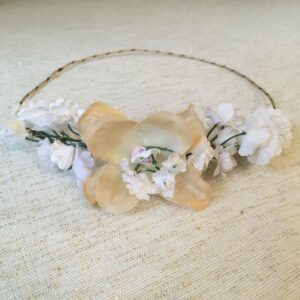 Couronne de fleurs artificielles coloris blanc écru faite main par Isabelle de Paris. Couronnes fleurs petits prix dispo boutique paris ou achat en ligne