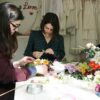 Atelier DIY couronne de fleurs artificielles pour groupe – Image 3