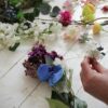 Atelier DIY couronne de fleurs artificielles pour votre groupe. Atelier couronnes de fleurs pour un EVJF ou un groupe pro. A Paris ou à domicile