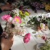 Atelier DIY couronne de fleurs artificielles pour groupe – Image 5