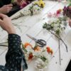 Atelier DIY couronne de fleurs artificielles pour groupe – Image 6