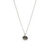 Collier argent médaille gravée Mama. Ce collier gravé est un super cadeau pour une jeune maman. Bijou en argent sterling et plaqué or. Boutique Paris