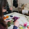 Atelier DIY couronne de fleurs artificielles pour votre groupe. Atelier couronnes de fleurs pour un EVJF ou un groupe pro. A Paris ou à domicile