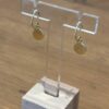 Boucles d'oreille créoles avec pendentif médaille or. Bijou bohème chic plaqué or fait main. Disponible boutique à Paris et en ligne