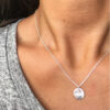 Collier argent médaille gravée Mama. Ce collier gravé est un super cadeau pour une jeune maman. Bijou en argent sterling. Boutique Paris