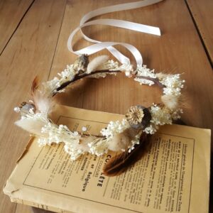 Couronne de fleurs stabilisées et séchées écru et marron. Couronne de fleurs naturelles pour mariage. Disponible en ligne et dans notre boutique à Paris