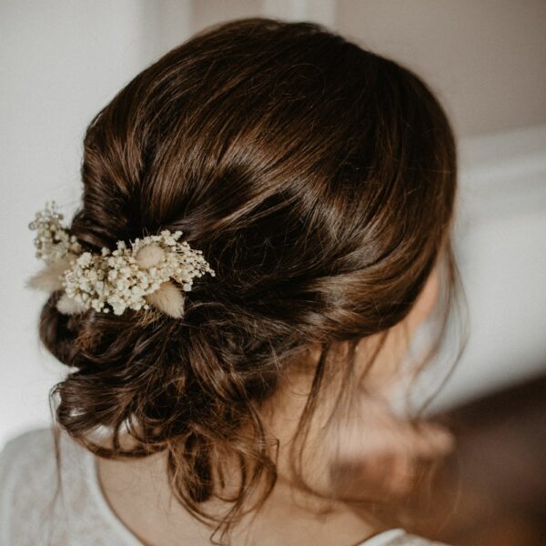 Peigne écru et beige en fleurs stabilisées. Accessoire de cheveux fleurs pour mariée et témoin. Disponible en ligne et dans notre boutique à Paris