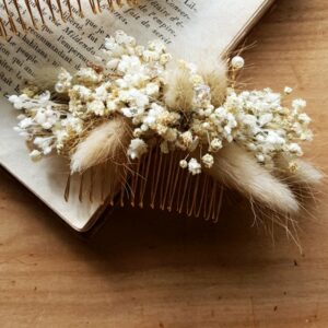 Peigne écru et beige en fleurs stabilisées. Accessoire de cheveux fleurs pour mariée et témoin. Disponible en ligne et dans notre boutique à Paris