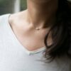 Collier tour de cou doré, perle et cristaux. Bijou accessoire mariée créateur fait main en France. Collier mariée perles. Acheter boutique Paris ou en ligne