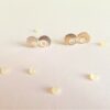 Puces d'oreille Moon ornées de pierres de couleur. Petites boucles d'oreille en forme de lune dorées ou argentées. Bijou fait main, acheter boutique Paris