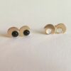 Puces d'oreille Moon ornées de pierres de couleur. Petites boucles d'oreille en forme de lune dorées ou argentées. Bijou fait main, acheter boutique Paris