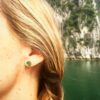 Puces d'oreille Moon ornées de pierres de couleur. Petites boucles d'oreille en forme de lune dorées ou argentées. Bijou fait main, acheter boutique Paris