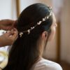 Accessoire de cheveux tiare métallisée feuilles et perles. Accessoire de tête pour mariée pour chignon ou coiffure wavy. Acheter boutique Paris ou en ligne