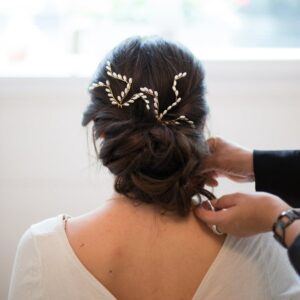 Accessoire de cheveux Ensemble de deux pics à chignon ornés de perles pour coiffure chignon de mariée. Acheter boutique Paris ou en ligne