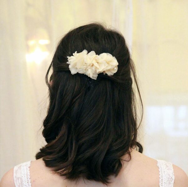 Peigne fleurs hortensia blanc et perles. Accessoire de cheveux fleurs stabilisées pour mariée. Disponible en ligne et dans notre boutique à Paris