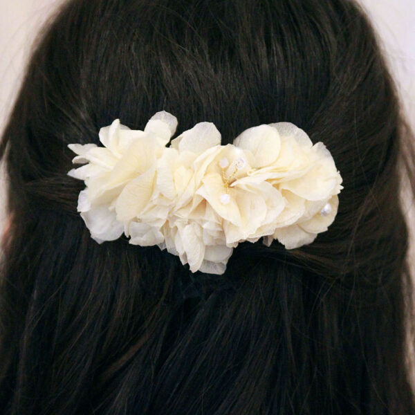 Peigne fleurs hortensia blanc et perles. Accessoire de cheveux fleurs stabilisées pour mariée. Disponible en ligne et dans notre boutique à Paris
