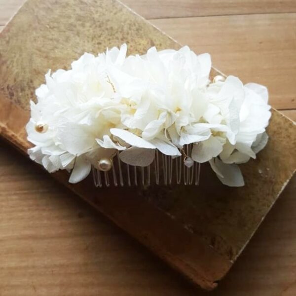 Peigne fleurs hortensia blanc et perles. Accessoire de cheveux fleurs stabilisées pour mariée. Disponible en ligne et dans notre boutique à Paris