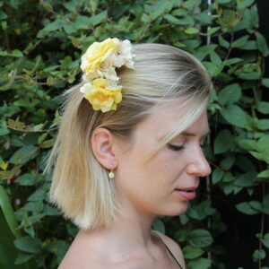 Peigne de fleurs artificielles colorées jaunes ou roses fait main à Paris pour mariage. Accessoire de cheveux disponible boutique à Paris et en ligne