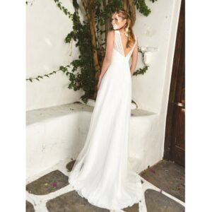 Bo'M Robe de mariée longue Helena. Robe bohème chic dentelle disponible dans notre boutique mariage à Paris 11ème. Prendre un RDV privé