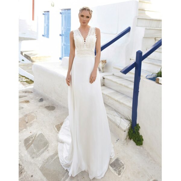 Robe de mariée longue Cloé. Robe bohème chic mousseline et guipure disponible dans notre boutique mariage à Paris 11ème. Prendre un RDV privé