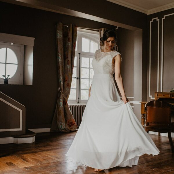 Robe de mariée longue Emma. Robe bohème chic dentelle disponible dans notre boutique mariage à Paris 11ème. Prendre un RDV privé