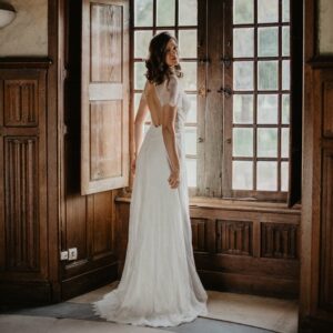 Robe de mariée longue Hannah. Robe bohème chic dentelle disponible dans notre boutique mariage à Paris 11ème. Prendre un RDV privé