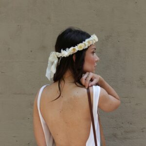 Couronne de fleurs stabilisées et séchées Dune. Accessoires de tête fleurs naturelles pour mariée, témoins ou quotidien. Boutique Paris