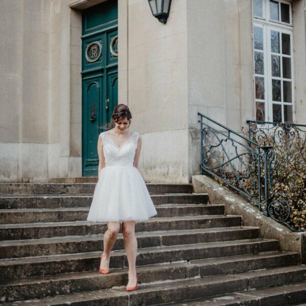 Robe de mariée courte Lara. Robe mariée civile blanche pour la mairie ou soirée. Acheter boutique Paris et en ligne. Petits prix