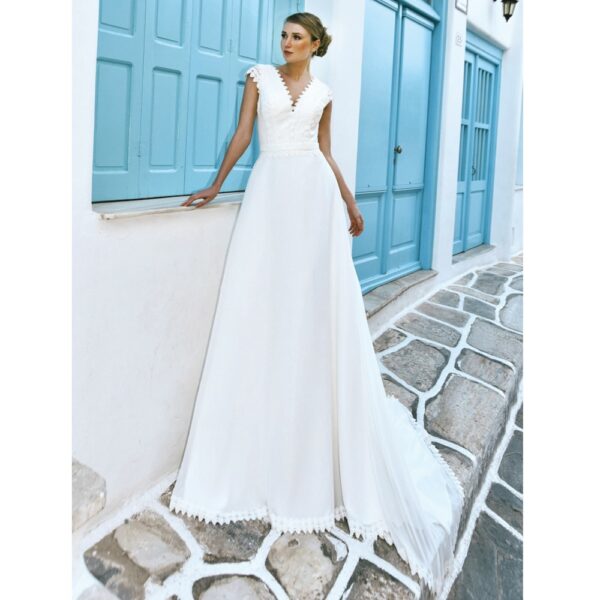 Robe de mariée longue Alix. Robe bohème chic mousseline et guipure disponible dans notre boutique mariage à Paris 11ème. Prendre un RDV privé