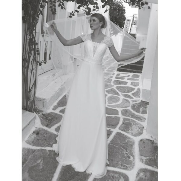 Robe de mariée longue Jeanne. Robe bohème chic mousseline et guipure disponible dans notre boutique mariage à Paris 11ème. Prendre un RDV privé