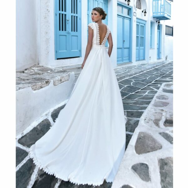 Robe de mariée longue Alix. Robe bohème chic mousseline et guipure disponible dans notre boutique mariage à Paris 11ème. Prendre un RDV privé