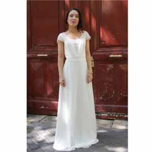 Robe de mariée longue Jeanne. Robe bohème chic mousseline et guipure disponible dans notre boutique mariage à Paris 11ème. Prendre un RDV privé