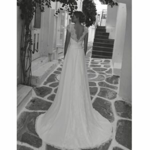 Robe de mariée longue Jeanne. Robe bohème chic mousseline et guipure disponible dans notre boutique mariage à Paris 11ème. Prendre un RDV privé