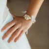 Accessoire Bracelet fleuri Daphné. Accessoires mariage pour bridesmaids ou mariée. Bracelet en fleurs. Acheter en ligne et boutique Paris