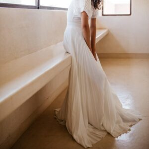 By Romance - Jupe longue blanche plissée Elégante. Jupe de mariée simple et fluide. Acheter en ligne et dans notre boutique à Paris